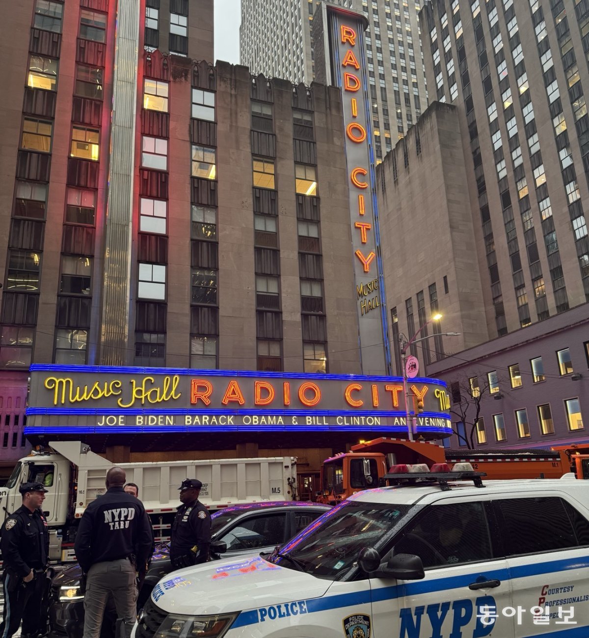 On the 28th (local time), the names of US President Joe Biden, Barack Obama, and former President Bill Clinton are on the sign at 'Radio City Music Hall' in Manhattan, New York.  New York = Correspondent Kim Hyun-soo kimhs@dong.acom