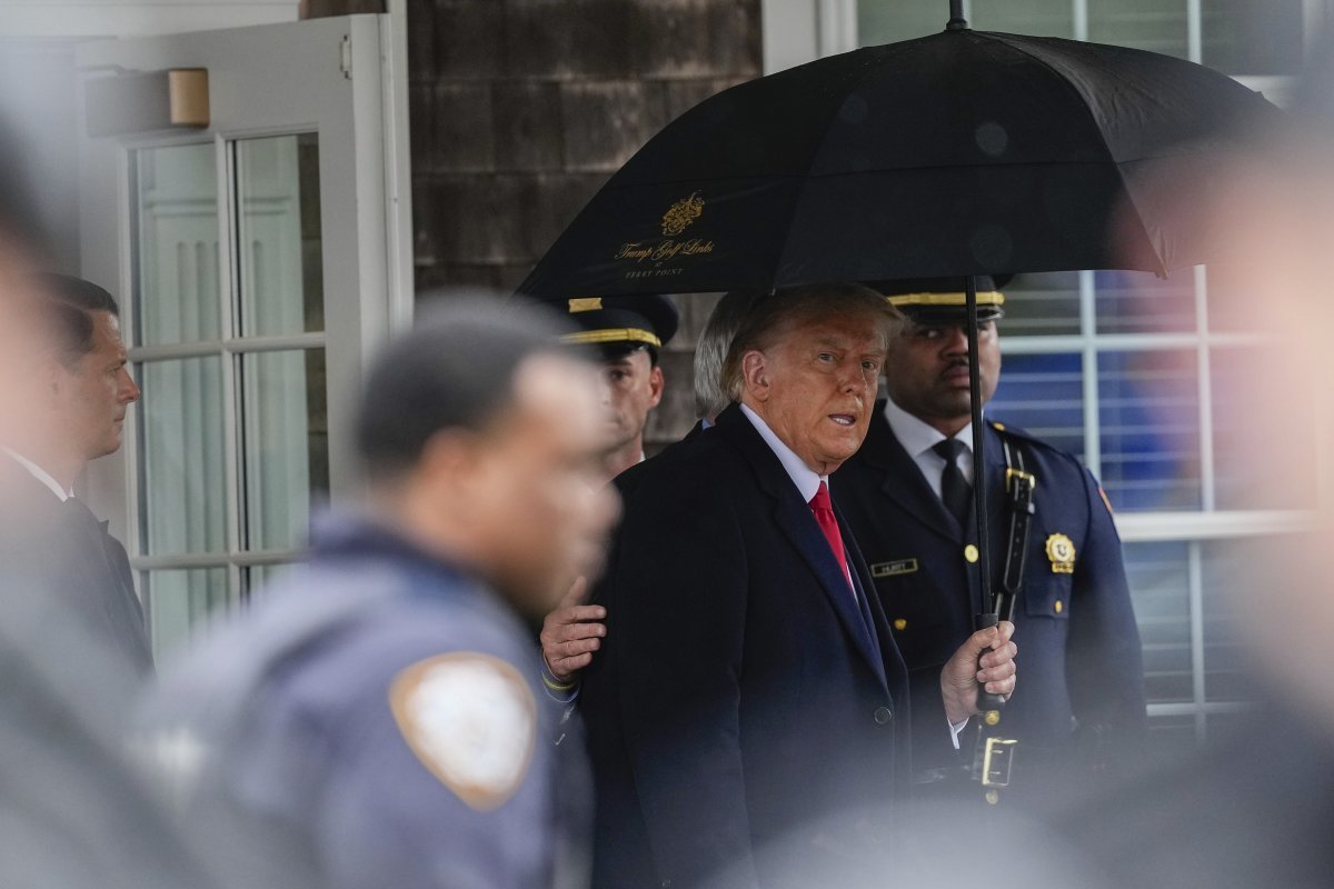 On the 28th (local time), former President Donald Trump met with the family of Jonathan Diller, a police officer who fell victim to criminals, in Massapequa, Nassau County, New York.  Officer Diller, 31, was shot and killed by a former drug robber in his car during an illegal parking crackdown.  Massapequa = AP News