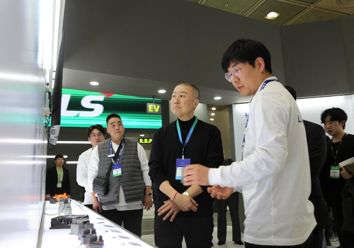 구자은 LS 회장(오른쪽에서 두번째)이 지난달 6일 서울 강남구 코엑스에서 열린 ‘인터배터리 2024’의 LS 부스에서 LS이모빌리티솔루션 직원으로부터 설명을 듣고 있다. LS그룹 제공