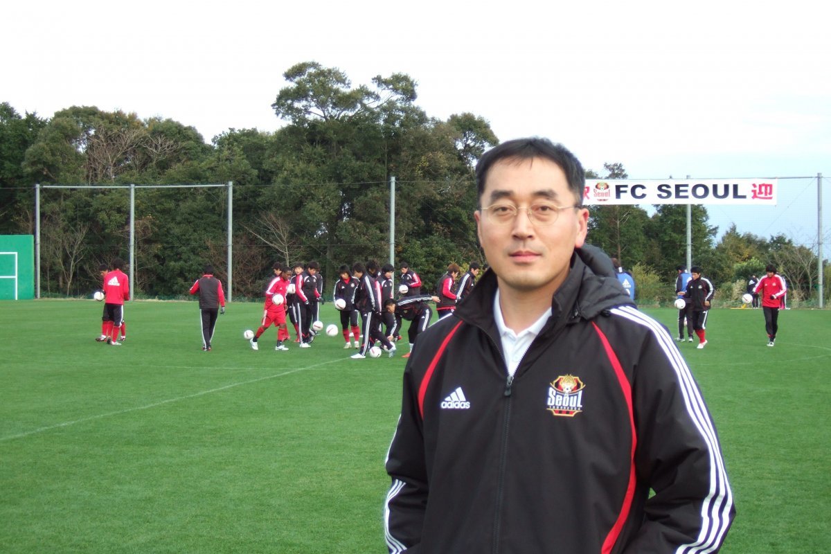 김병준 인하대 교수. 김 교수가  프로축구 FC서울 심리 상담을 했을 때 모습. 김병준 교수 제공.