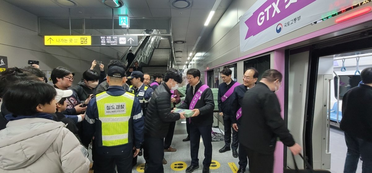 박상우 국토교통부 장관이 30일 화성시 동탄역에서 GTX 첫 탑승객에게 기념품을 전달하고 있다. 2024.3.30/뉴스1