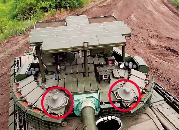 우크라이나군의 드론 공격을 막기 위해 러시아군 전차에 탑재된 볼로네즈(Volnorez) 재머(원 안). [AFV Recognition 제공]