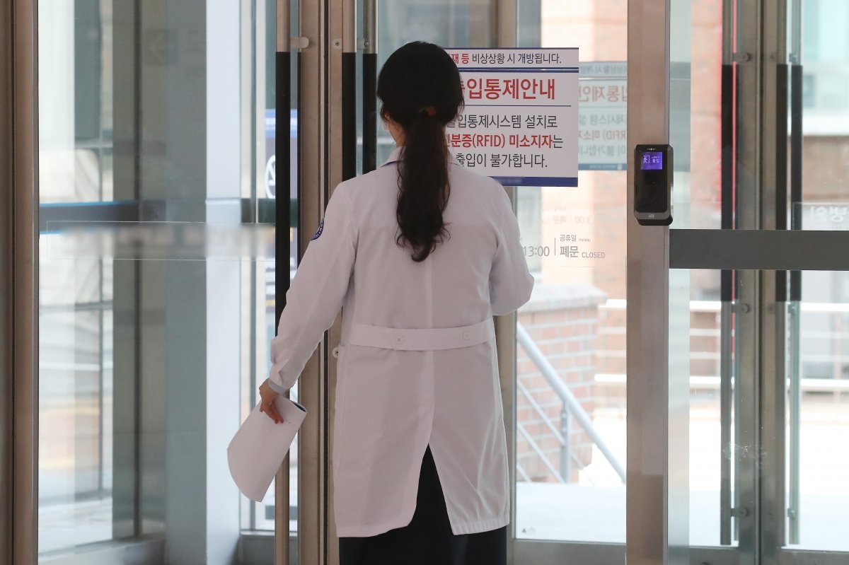 한 대학병원에서 의료진이 발걸음을 옮기는 모습. ⓒ News1 공정식 기자