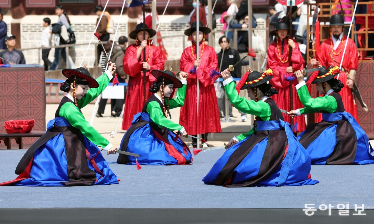 31일 오전 서울 종로구 경복궁 흥례문 앞에서 서울, 인천, 제주 등 전국 8곳을 지키는 수문장을 임명하는 ‘전국 수문장 임명 의식‘에서 한국문화재단 예술단의 ’검무‘ 공연이 열리고 있다. 최혁중 기자 sajinman@donga.com