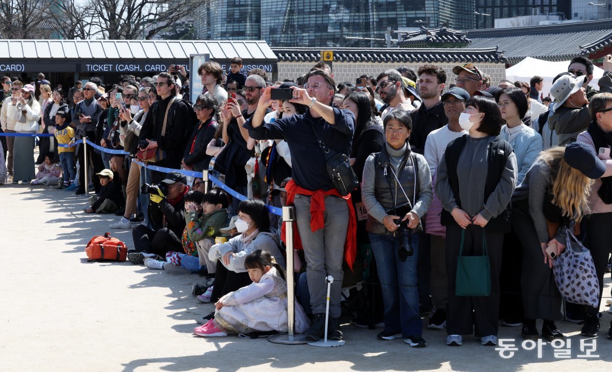 31일 오전 서울 종로구 경복궁 흥례문 앞에서 열린 서울, 인천, 제주 등 전국 8곳을 지키는 수문장을 임명하는 ‘전국 수문장 임명 의식‘을 시민들과 외국인 관광객들이 관람하고 있다.  최혁중 기자 sajinman@donga.com