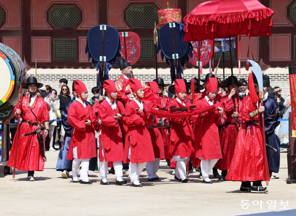 31일 오전 서울 종로구 경복궁 흥례문 앞에서 서울, 인천, 제주 등 전국 8곳을 지키는 수문장을 임명하는 ‘전국 수문장 임명 의식‘에서 왕이 행차하는 모습이 재현되고 있다. 최혁중 기자 sajinman@donga.com