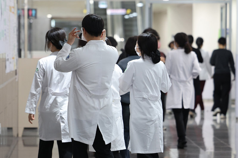 25일 서울 시내 한 대학병원에서 의료진들이 이동하고 있다(자료사진). 2024.3.25 뉴스1