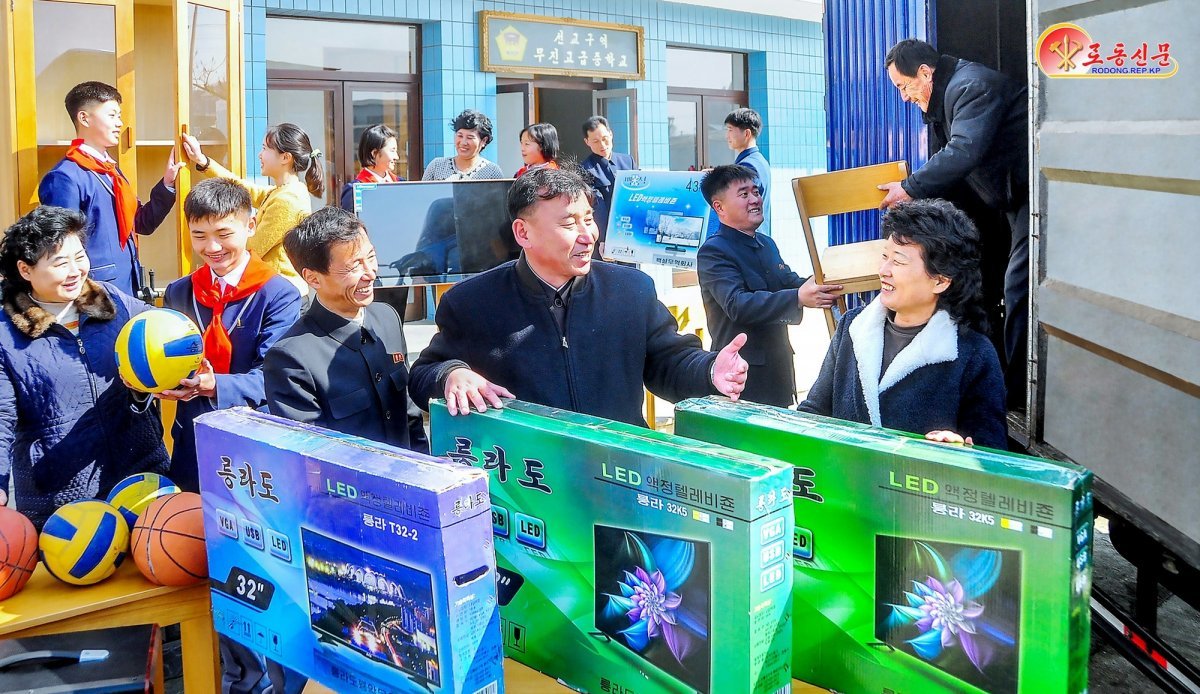 북한 노동당 기관지 노동신문은 1일 선교구역에서 교육사업에 필요한 설비와 교구비품 마련 사업을 진행해 17종에 수백 점의 교구비품을 마련했다고 전했다. (평양 노동신문=뉴스1)