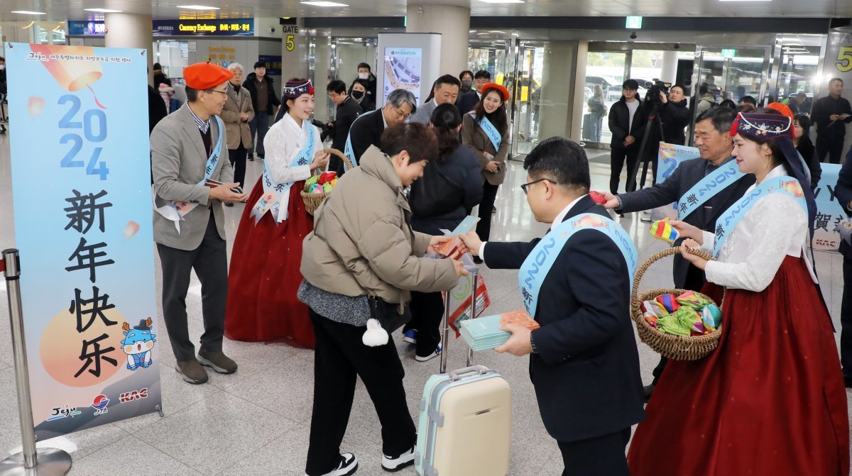 8일 오후 제주국제공항 국제선 도착장에서 우리나라의 설 연휴인 춘절을 맞아 제주를 찾은 중국 관광객 환영행사가 열리고 있다.2024.2.8/뉴스1 ⓒ News1