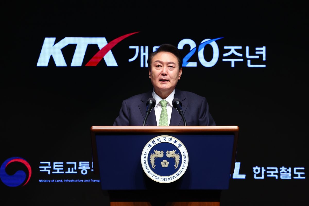 윤석열 대통령이 1일 대전 동구 한국철도공사 본사에서 열린 KTX 개통 20주년 기념식에서 기념사를 하고 있다. 뉴시스