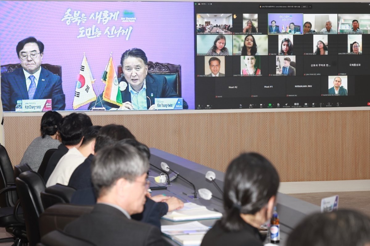 1일 오후 충북도청 영상회의실에서 충북도와 충북대, 인도 3개 대학 간 영상회의가 열렸다. 참석자들이 충북형 K-유학생 제도와 충북대 G-crut 사업에 대한 홍보와 질의응답을 하며 의견을 나누고 있다. 충북도 제공