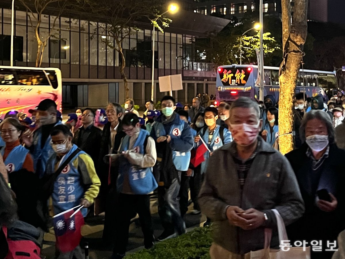 1월 12일 대만 신베이시 반차오 제1경기장 인근 도로가 지지자들과 관광버스로 가득 찬 모습. 신베이=이지윤 기자 asap@donga.com