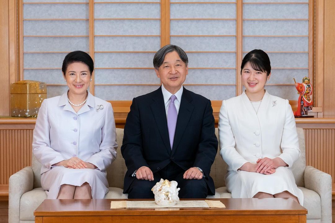 일본 왕실이 1일부터 인스타그램을 이용한 홍보 활동을 시작했다. 첫 게시물은 마사코 일왕비, 나루히토 일왕, 두 사람의 외동딸인 아이코 공주(왼쪽부터)가 나란히 앉은 사진이다. 사진 출처 일본 왕실 인스타그램