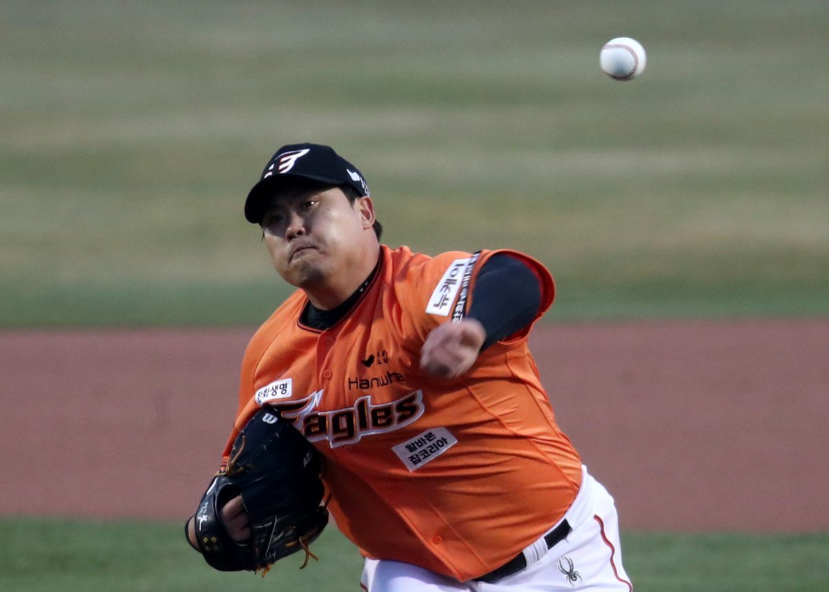 Hanwha starting pitcher Ryu Hyun-jin is fighting in the '2024 Shinhan SOL Bank KBO League' KT Wiz and Hanwha Eagles game held at Hanwha Life Insurance Eagles Park in Jung-gu, Daejeon on the 29th. 2024.3.29/News1 ⓒ News1