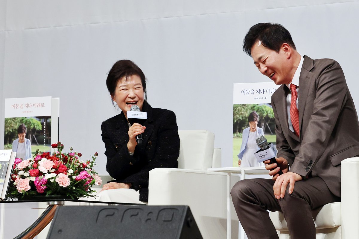 박근혜 전 대통령(왼쪽)이 지난 2월 5일 오후 대구 수성구 만촌동 인터불고호텔에서 열린 ‘박근혜 회고록 출간기념 저자와의 대화’에서 유영하 변호사의 발언을 들으며 활짝 웃고 있다. (공동취재) 2024.2.5