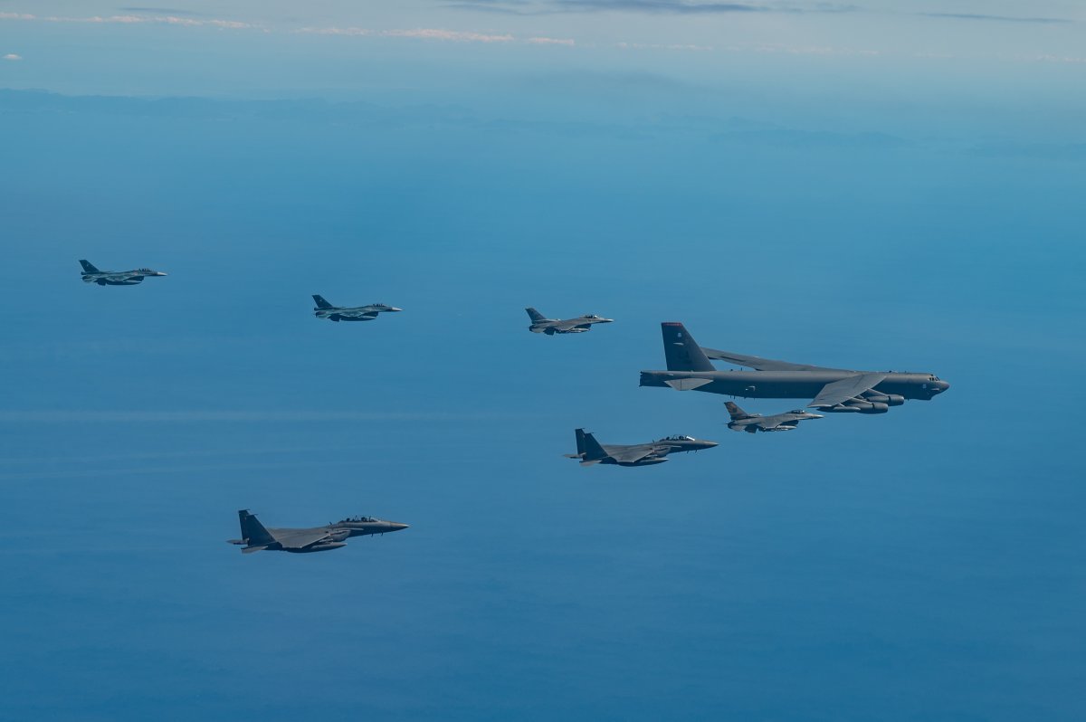 한미일 공군 공중훈련 모습. 먼곳으로부터 日 F-2 2대, 美 F-16, 美 B-52H, 美 F-16, 韓 F-15K 2대. 미 공군 제공