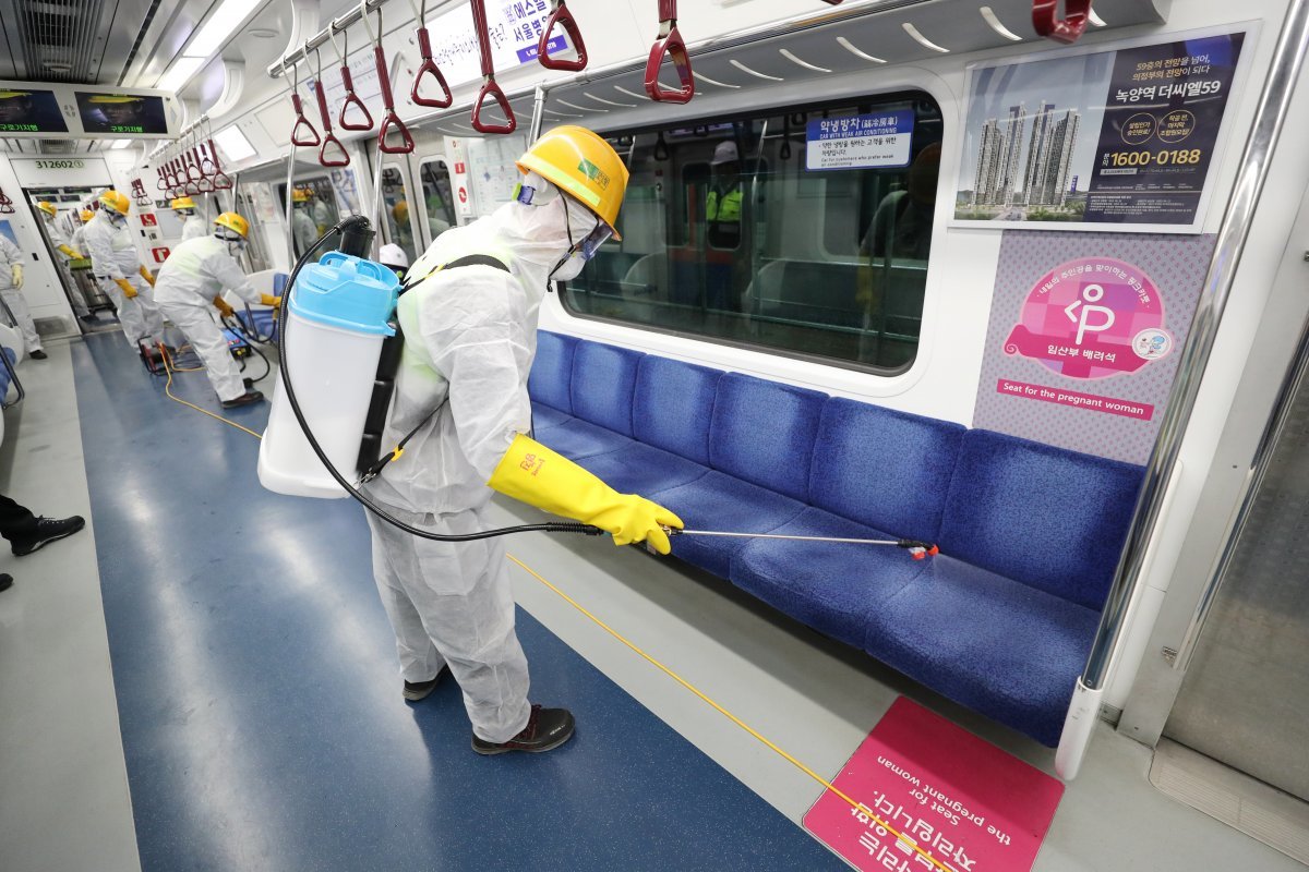 지난해 11월 서울 구로구 수도권철도차량정비단 구로차량사업소에서 관계자들이 차량 소독을 하고 있다. 뉴스1