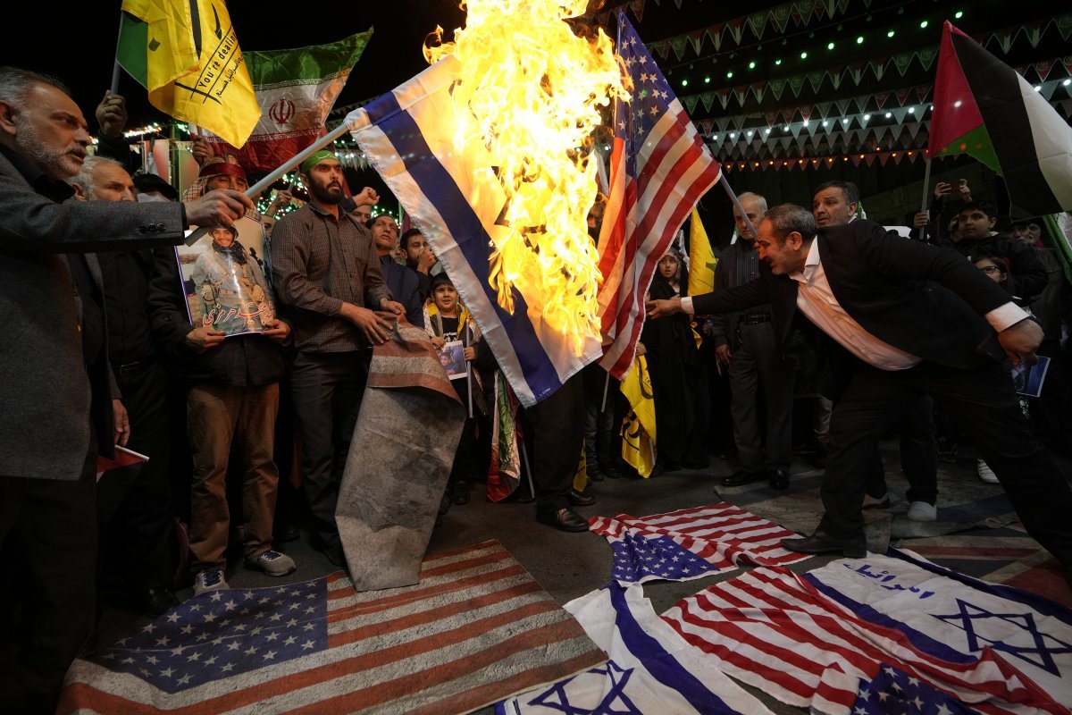 1일 이란 수도 테헤란 도심에서 시민들이 이스라엘의 시리아 주재 이란 영사관 공습을 규탄하며 미국과 이스라엘 국기를 불태우거나 발로 짓밟고 있다. 이란은 “대응할 권리를 갖고 있다”며 보복을 천명해 중동 전체의 긴장이 고조되고 있다. 테헤란=AP 뉴시스