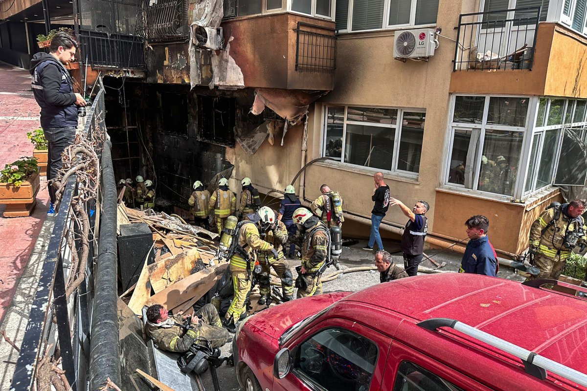 2일(현지 시간) 튀르키예 이스탄불에 있는 한 클럽에서 보수 공사를 진행하던 중 화재가 발생해 최소 29명이 숨졌다. 이스탄불=AP 뉴시스