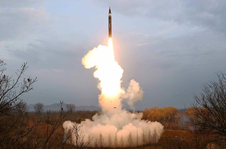북한이 신형 중장거리 극초음속 미사일 ‘화성호 -16나’의 첫 시험발사가 성공적으로 진행됐다고 3일 밝혔다. (평양 노동신문=뉴스1)