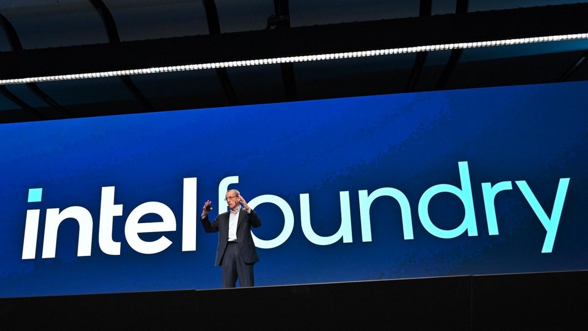 팻 겔싱어 인텔 CEO가 21일(현지시간) 미국 캘리포니아주 새너제이 맥에너리 컨벤션센터에서 IFS(인텔 파운드리 서비스) 다이렉트 커넥트‘ 행사에서 파운드리 공정 로드맵을 발표하고 있다.(인텔 제공) ⓒ News1