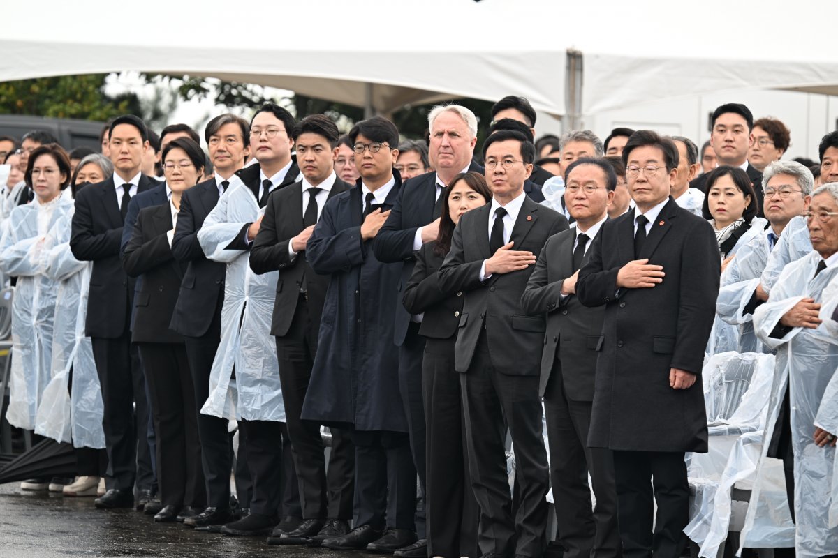 3일 오전 제주시 봉개동 4·3평화공원에서 열린 76주년 제주4·3추념식에서 이재명 더불어민주당 대표와 윤재옥 국민의힘 원내대표를 비롯한 여야 정치인들이 국기에 대한 경례를 하고 있다. 2023.4.3. 제주도사진기자회