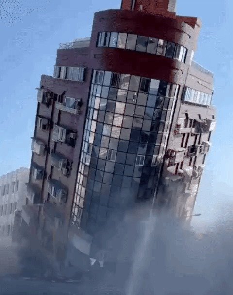 강진으로기울어진 10층 건물. X (엑스 옛 트위터) 갈무리