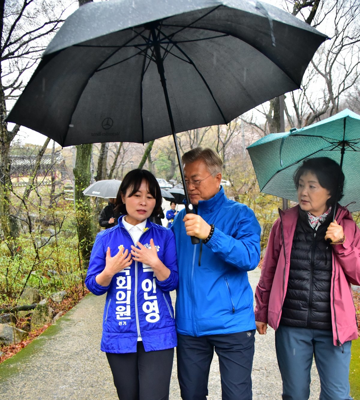 문재인 전 대통령과 김정숙 여사가 부산 금정을 찾아 박인영 후보와 이야기 하고 있다(박인영 캠프 제공)