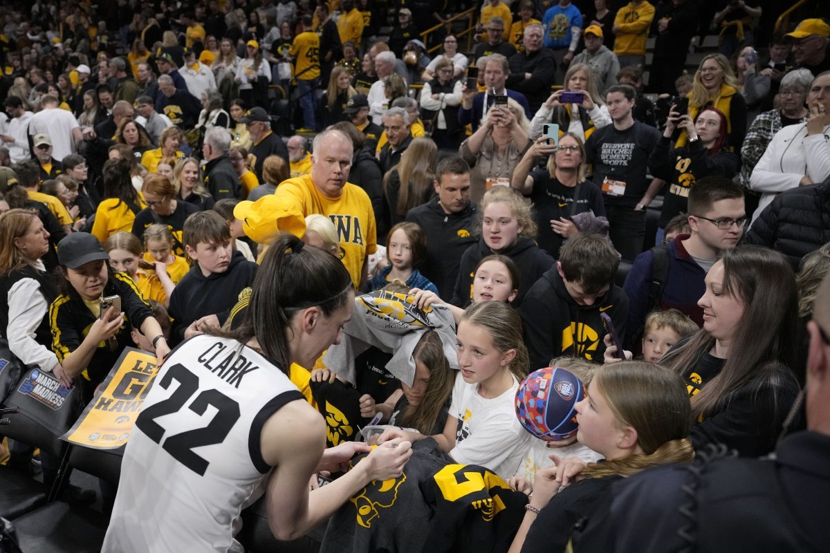 American women's college basketball star Caitlin Clark (University of Iowa) is selling out every stadium she visits this season. Clark signing autographs surrounded by fans on the home court of the University of Iowa. As crowds of spectators flocked to each game in which Clark played, a new term, ‘Clarknomics,’ was coined. Iowa City = AP Newsis