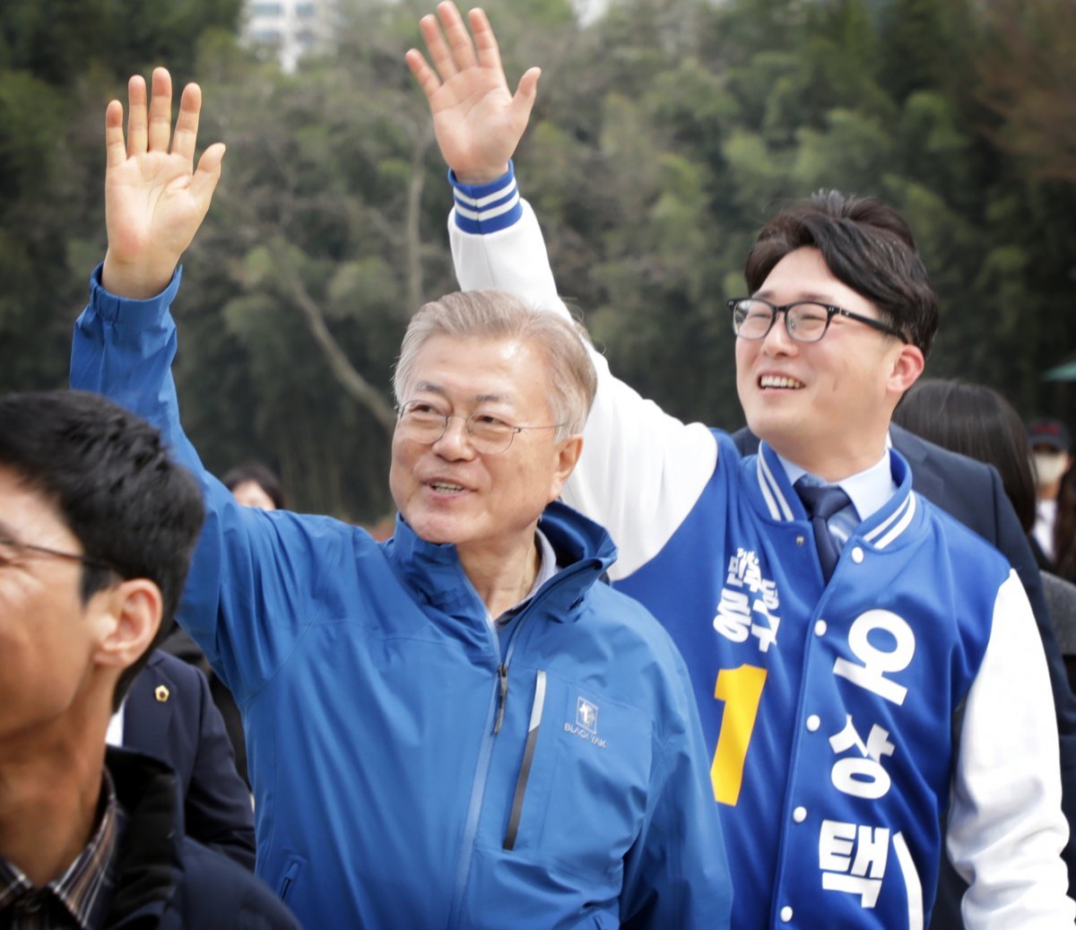 문재인 전 대통령이 2일 울산 중구에 출마하는 더불어민주당 오상택 후보를 응원하기 위해 울산 태화강국가정원을 방문해 오 후보와 나란히 걸으며 시민들에게 인사를 하고 있다.2024.4.2/뉴스1