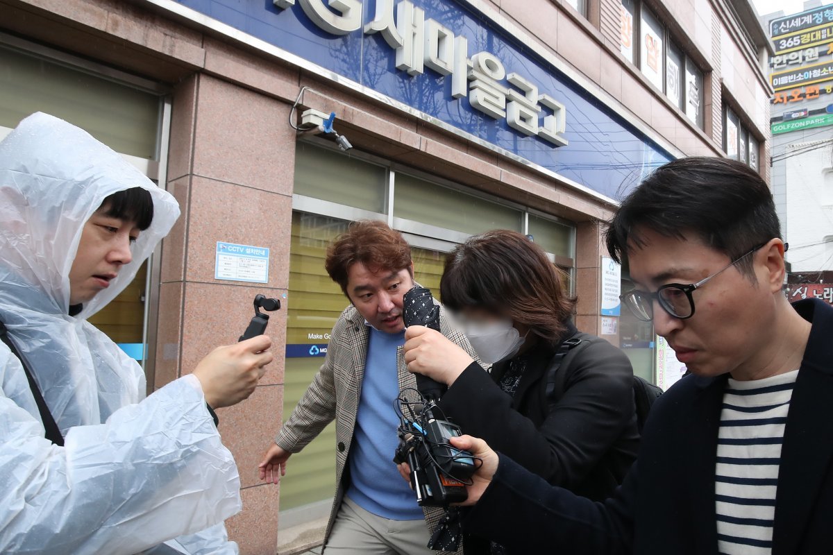 금융감독원 관계자가 3일 오전 양문석 더불어민주당 경기 안산갑 후보 자녀의 ‘편법 대출’ 의혹에 대한 현장 검사를 위해 대구 수성새마을금고 앞에 도착해 취재진의 질문에 묵묵부답한 채 내부로 이동하고 있다. 2024.4.3/뉴스1