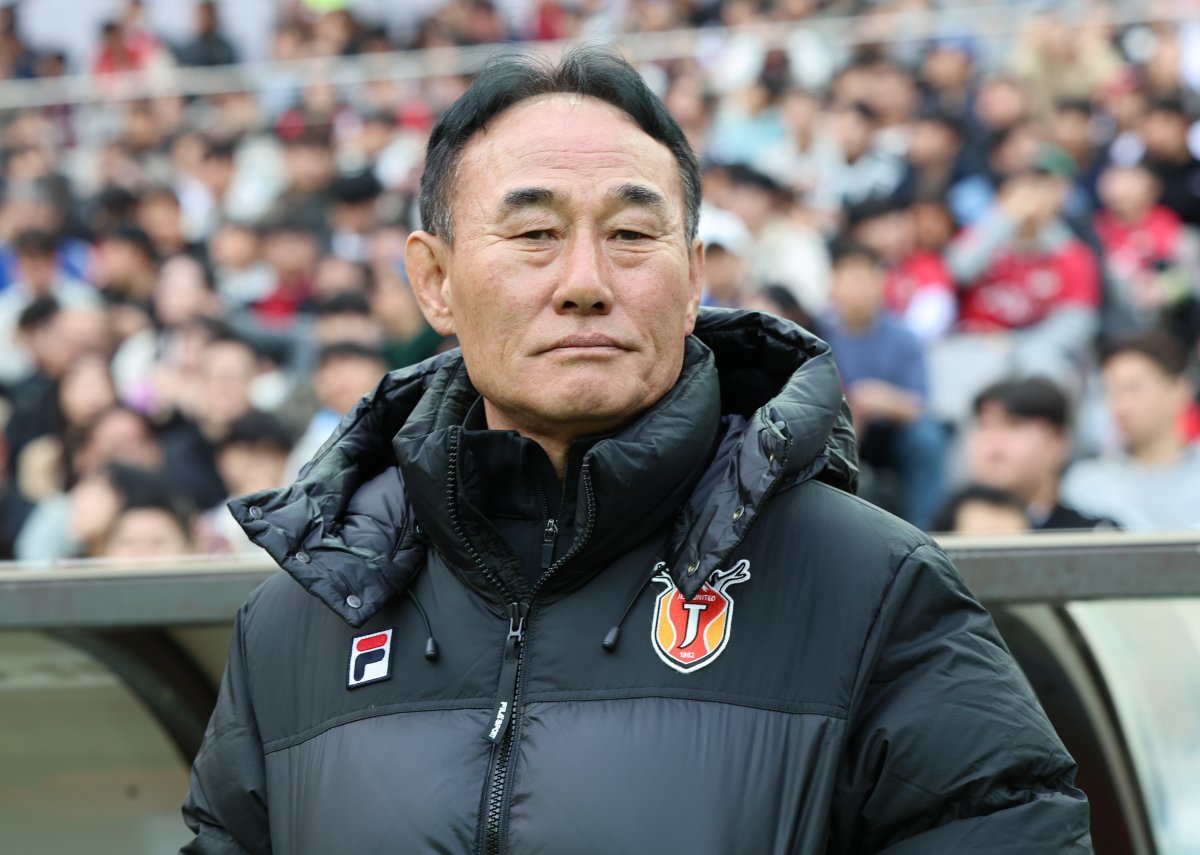 Kim Hak-beom, head coach of Jeju United. News 1