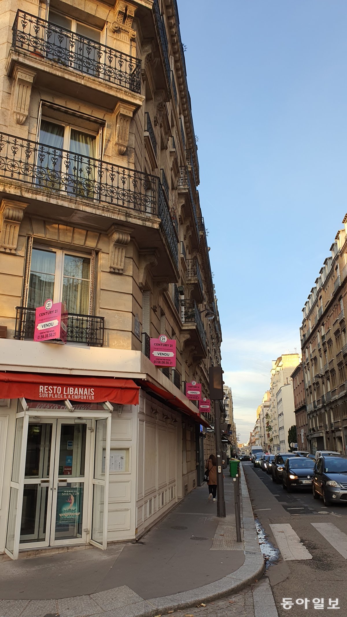 프랑스 파리 대로변의 주거용 건물에 집이 팔렸다는 푯말들이 걸려 있다. 파리=조은아 특파원 achim@donga.com