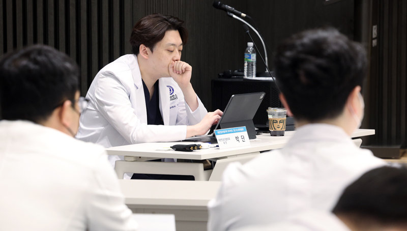 대한전공의협의회 박단 회장과 각 병원 전공의 대표 및 대의원들이 2월 20일 서울 용산구 대한의사협회 대강당에서 2024년도 긴급 임시대의원총회를 하고 있다. 2024.2.20 뉴스1