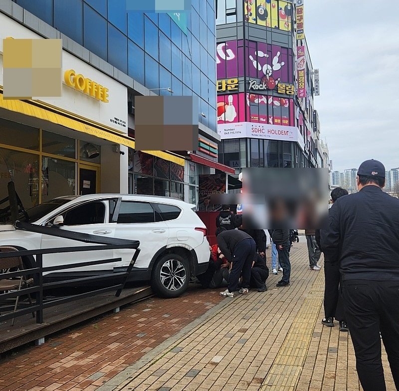 4일 오후 2시16분쯤 충북 청주시 청원구 율량동 한 교차로에서 추돌사고 충격으로 튕겨나온 SUV가 인근 상가 테라스를 덮친 채 서 있다.(지역 커뮤니티 캡처) . 뉴스1