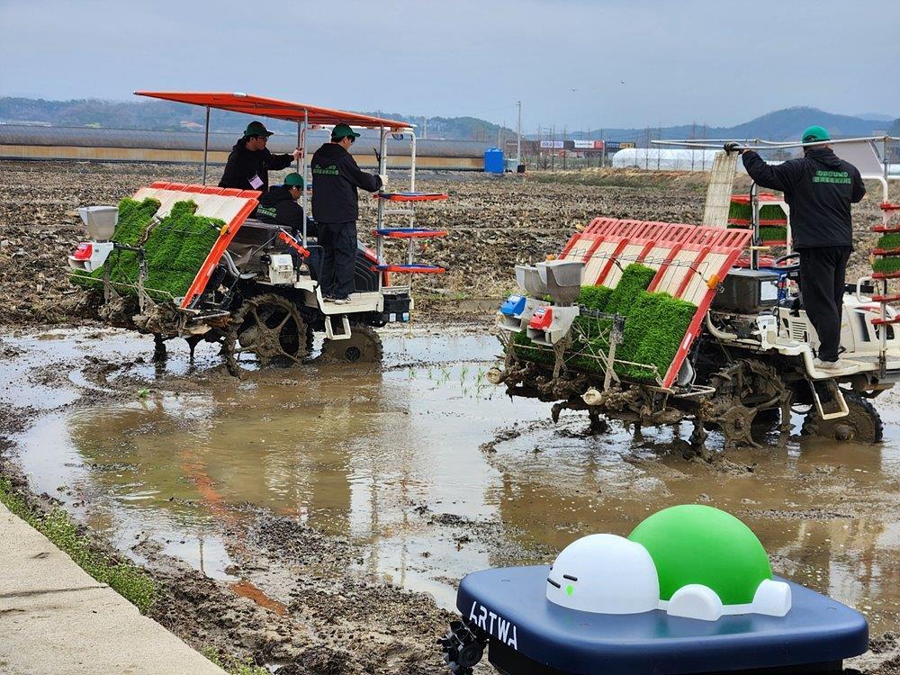 스마트농업 첨단기술 시연회에서 농기계 자율주행키트를 시연하는 아그모(위)와 농업용 운반 로봇을 공개한 아트와(아래) / 출처=IT동아