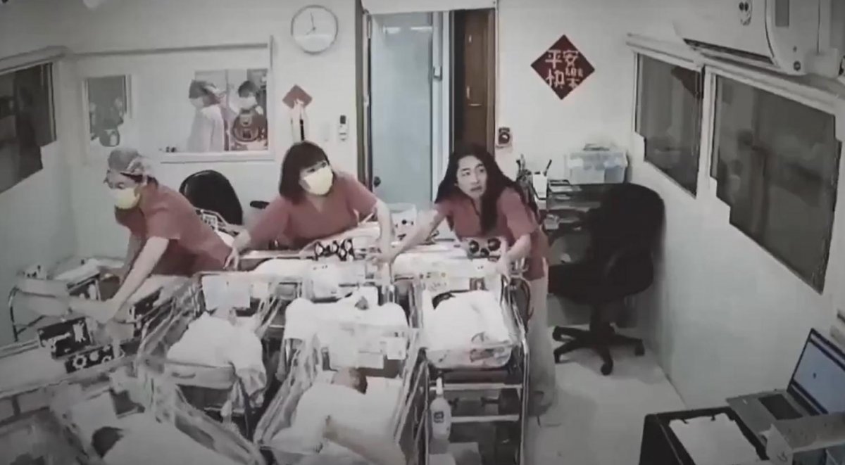 신생아 지키고… 고립된 직원 구조 3일(현지 시간) 규모 7.2의 강진이 대만 북동부 화롄 일대를 덮치자 한 산후조리원에서 간호사들이 신생아들의 침대를 있는 힘껏 붙잡고 있다. 사진 출처 X 캡처