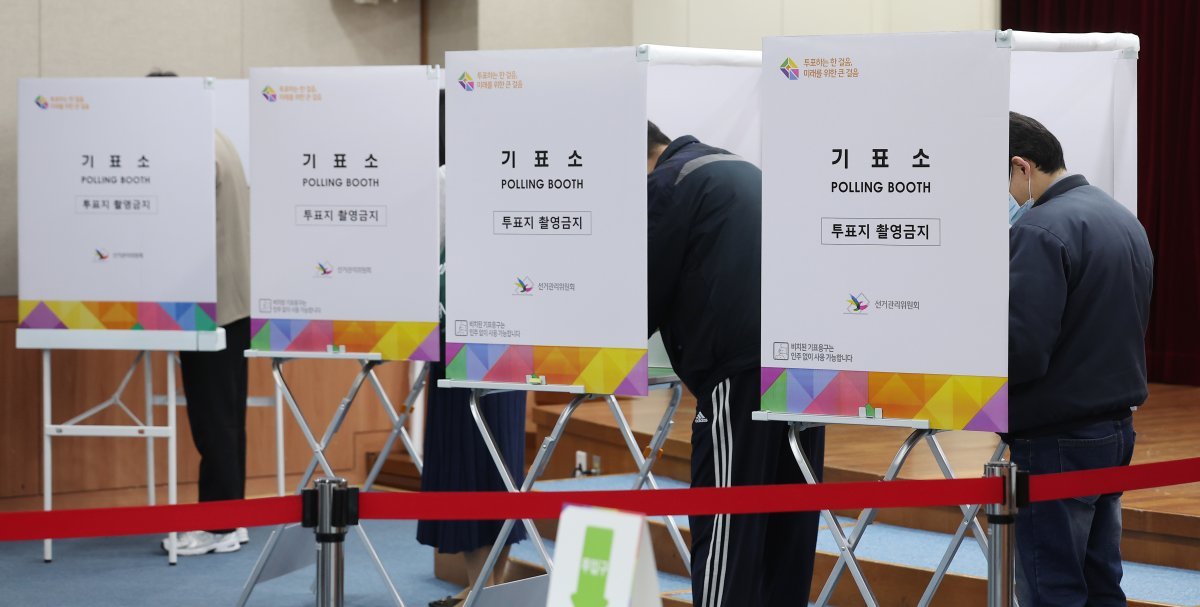 제22대 국회의원 선거 사전투표 첫날인 5일 서울 중구구민회관에 마련된 사전투표소를 찾은 유권자들이 소중한 한 표를 행사하고 있다. 2024.4.5. 뉴스1