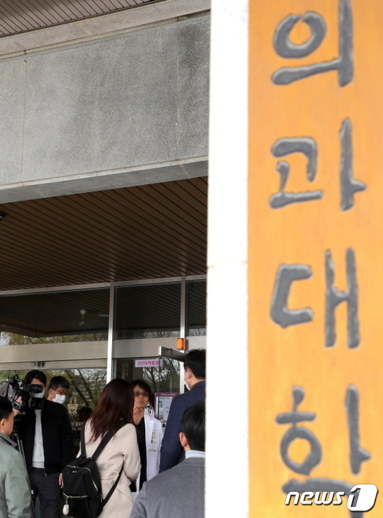 지난 326일 전북대 의대에서 양오봉 총장과의 만남을 앞둔 신병수 ‘전북대학교 의과대학·전북대병원 소속 교수 비상대책위원회’ 위원장이 취재진의 질문에 답하고 있다./뉴스1