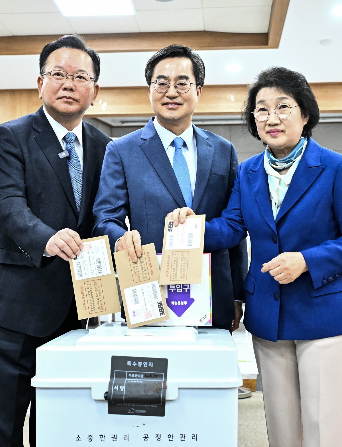 제22대 국회의원 선거 사전투표일인 5일 오전 경기 성남시 분당구 서현1동 행정복지센터에 마련된 사전투표소에서 김부겸 더불어민주당 공동상임선대위원장(왼쪽부터)과 김동연 경기도지사 부부가 사전투표를 하고 있다. 2024.4.5/뉴스1