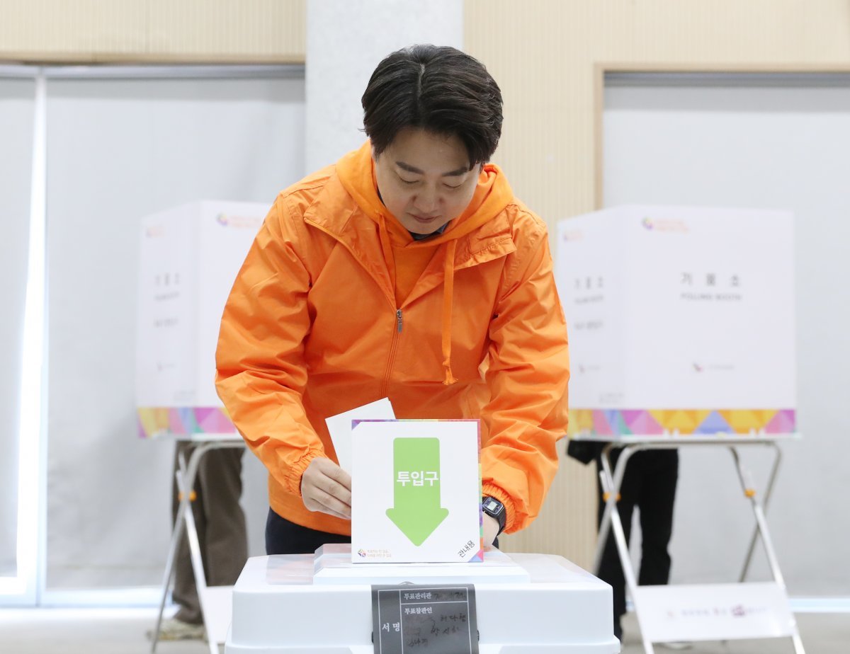 이준석 개혁신당 대표가 5일 오전 경기 화성시 동탄7동 행정복지센터에 마련된 사전투표소에서 제22대 국회의원 선거 사전투표를 하고 있다. 2024.4.5. 뉴스1