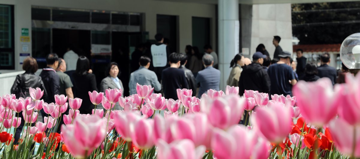 제22대 국회의원선거 사전투표 첫날인 5일 오후 제주도의회 의원회관에 마련된 연동사전투표소 인근이 점심시간을 이용해 소중한 한표를 행사하려는 시민들로 북적이고 있다. 2024.4.5. 뉴스1