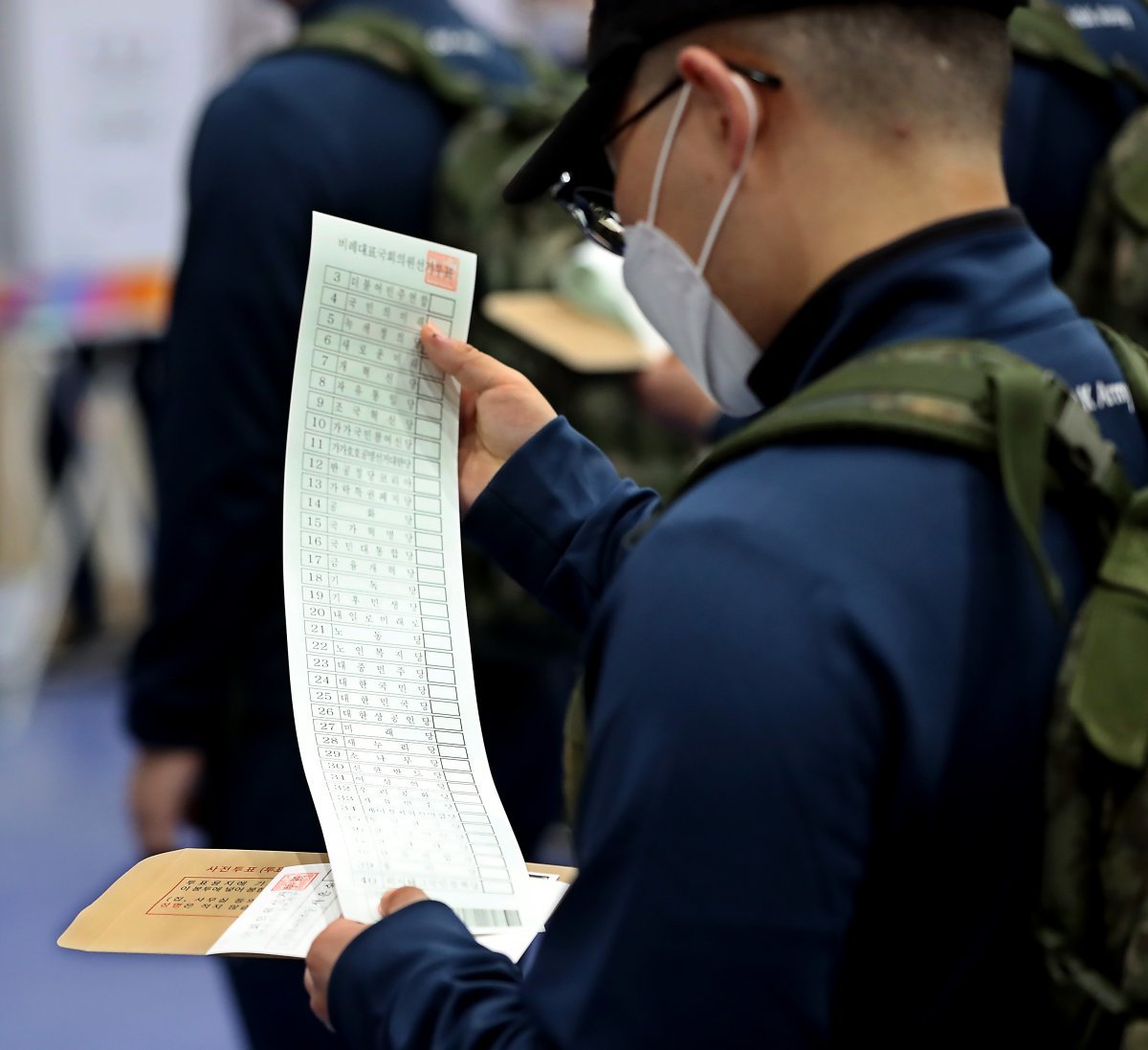 제22대 국회의원 선거 사전투표 첫날인 5일 충남 논산시 연무체육관에 마련된 연무읍 제2사전투표소에서 육군훈련소 훈련병들이 투표를 준비하며 비례대표 용지를 살펴보고 있다. 2024.4.5 /뉴스1