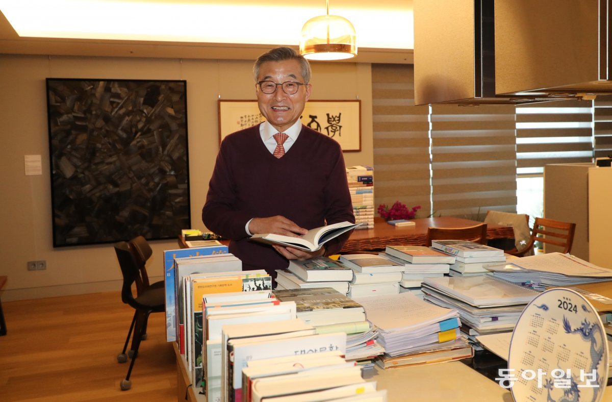 사무실 안에는 김환기 이우환 등 유명화가의 작품이 걸려 있고 그가 읽었거나 읽고 있는 책들이 여기저기 쌓여 있다. 김동주 기자 zoo@donga.com