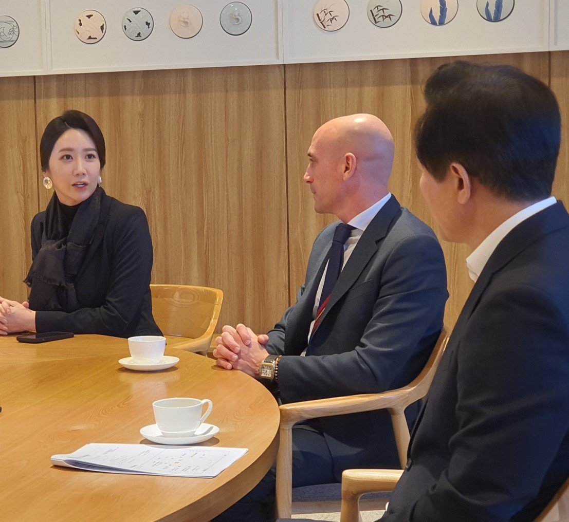 2023년 3월 함슬 대표가 한국에서 주선한 스페인 왕실 축구협회와의 회의 현장. 디드라이브 제공