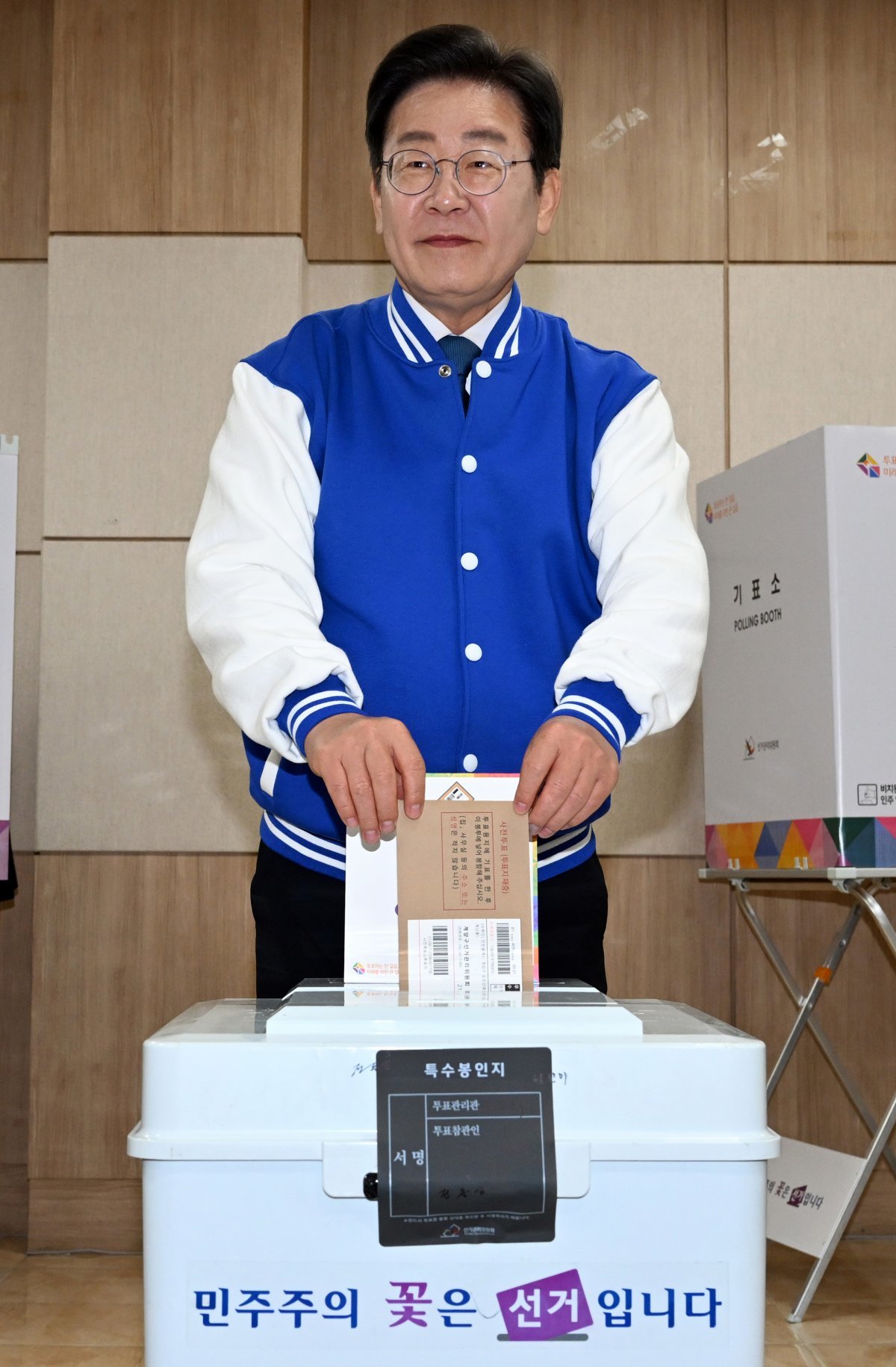 Lee Jae-myung, leader of the Democratic Party of Korea, completed early voting in Daejeon on the 5th.  News 1