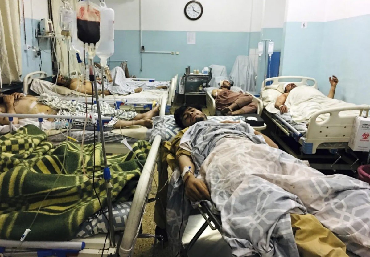 2021년 8월 26일(현지 시간) 아프가니스탄 카불 국제공항에서 발생한 테러로 부상당한 시민들이 병원 침상에 누워 있다. 카불=AP 뉴시스