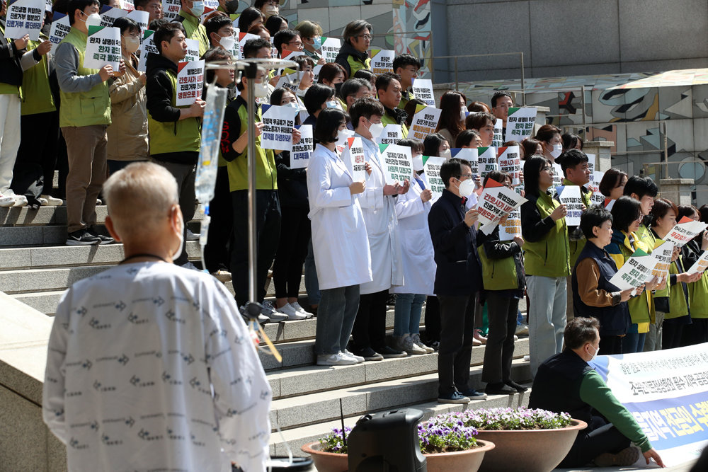 1일 오전 서울 서대문구 세브란스병원에서 환자가 전공의 즉각 복귀, 교수 사직 철회 및 조속한 진료 정상화 위해 정부와 사용자 대책 수립, 환자와 병원노동자가 참여하는 사회적 대화 촉구를 위한 ‘서울지역 전공의 수련병원 현장 노동조합 대표자 합동 기자회견‘을 지켜보고 있다. 2024.4.1/뉴스1