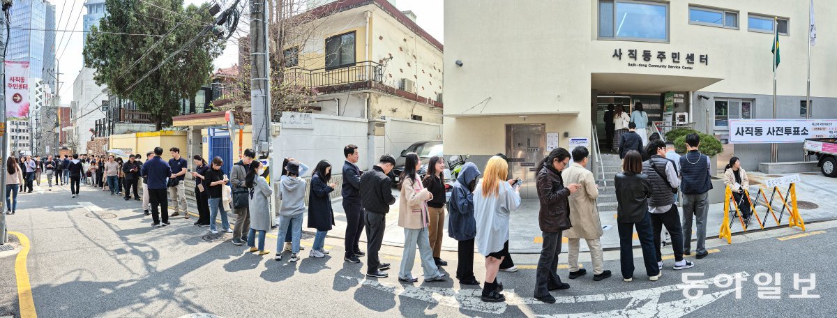 끝 안보이는 대기줄  사전투표 열기 4·10총선 사전투표 첫날인 5일 오후 서울 종로구 사직동주민센터에 마련된 사직동 사전투표소 앞에서 유권자들이 50m 이상 길게 
줄을 선 채 대기하고 있다. 사전투표는 6일까지 이틀간 진행된다. 투표 시간은 오전 6시∼오후 6시다. 유권자는 전국 사전투표소 
어디에서나 투표할 수 있다. 이한결 기자 always@donga.com