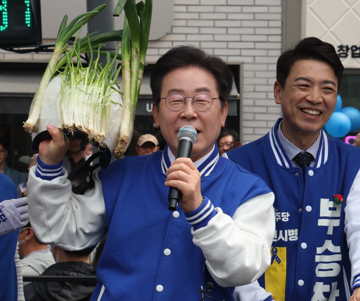 이재명 더불어민주당 대표가 6일 경기 용인 수지구 펑덕천사거리 일대에서 열린 부승찬 용인시병 후보 지지유세에서 대파 헬멧을 들고 있다. 2024.4.6/뉴스1